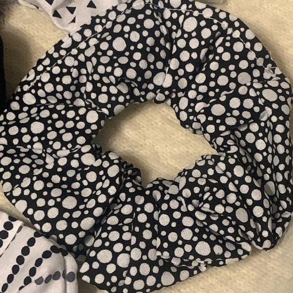 Scrunchies 7-pack black & white - 5” - Picture 2 of 5